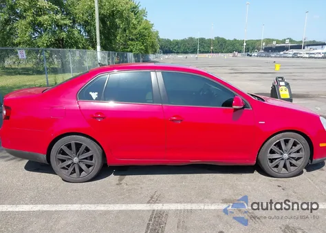 2010 Volkswagen Jetta Wolfsburg Edition z USA, uszkodzony, nr VIN 3VWRA7AJ2AM060894